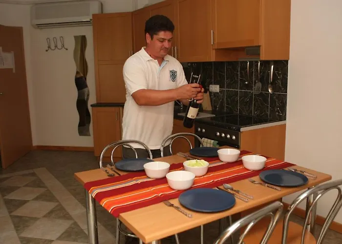 Hotel Lelle 2* בלטונללה