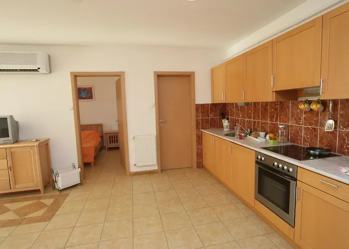 Hotel Lelle 2* בלטונללה