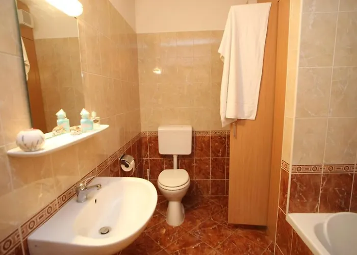 מלון דירות Hotel Lelle 2*